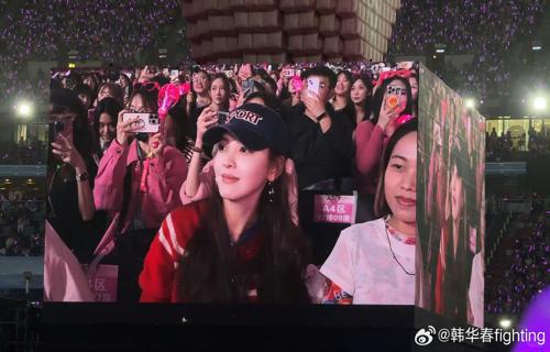 宋雨琦金发照曝光 双手捧脸展现少女魅力