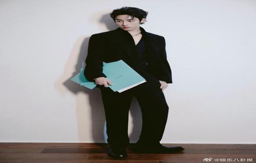 近日韩国知名演员金秀贤在收到一封来自金赛纶的信件后迅速表示愿意提供经济上的支持据悉金赛伦的家庭情况并